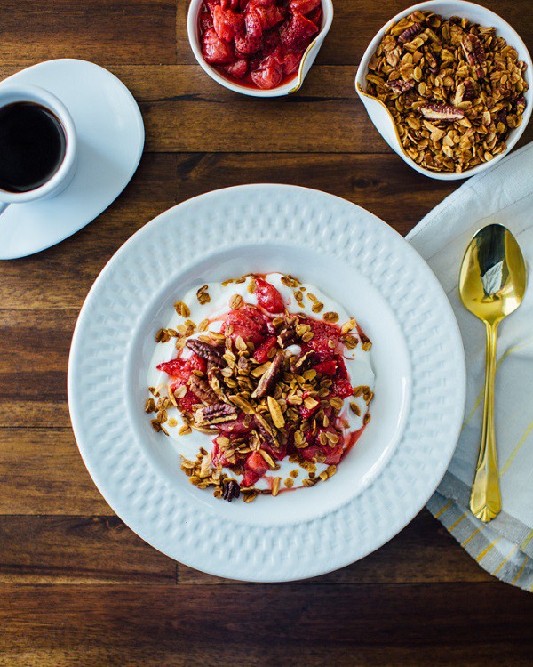 granola with roasted strawberries